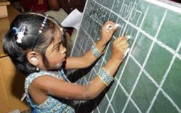 4 tuổi viết 13 thứ tiếng bằng 2 tay 