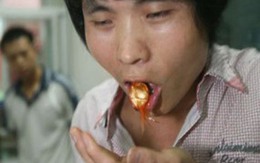 Kỉ lục gia ăn những thứ khiến người khác “buồn nôn”