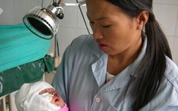 Sưởi ấm, bé 1 tháng tuổi rơi vào chậu than 