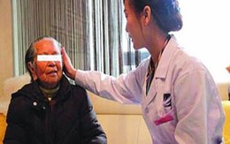 Đưa mẹ già đi tẩy nhăn để được bay