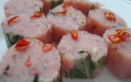 Không chọn nem chua màu đỏ quá tươi