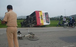 Lật xe khách, 15 người nhập viện