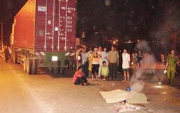 Anh trai khóc thảm bên xác em