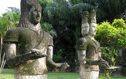 Thăm vườn Phật ở Viêng Chăn 