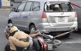 Hành động đẹp của 2 cảnh sát giao thông 