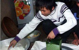 Những chàng trai 'siêu' gói bánh chưng 