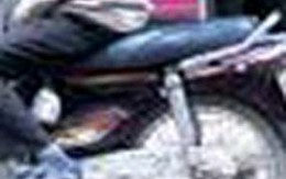 Người đàn ông chết trên xe máy