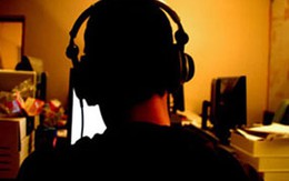 Đi tù vì 'chat sex' với 9 bé gái