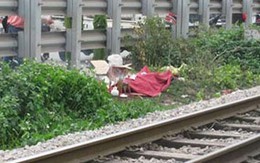 Hà Nội: Điềm nhiên cho tàu cán qua người 