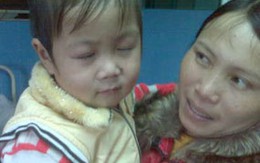 Mẹ rán mỡ, con 15 tháng bỏng mắt nặng
