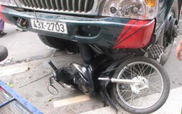 Dừng xe sát hè, bị xe tải đâm tử vong