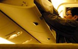 Hành khách để quên gần 1 tỷ đồng trên máy bay