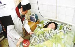 Bé 1 tuổi suýt đâm chết mẹ 