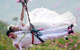 Chú rể ôm cô dâu lơ lửng trên không