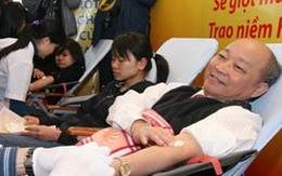 Hàng nghìn bạn trẻ đi hiến máu ở Lễ hội Xuân hồng 2011