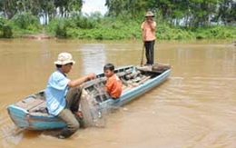 Kỳ tích thoát chết của bé gái bị trôi sông 
