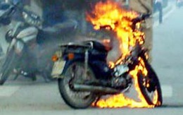 "Phi công trẻ" ghen tuông tự đốt xe