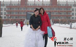 Cô dâu mặc váy cưới đi thi 