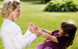 Từ không thể giơ tay lên, giờ tôi đã bế được cháu