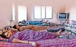 Giải cứu 14 cô gái trong đường dây đẻ thuê ở Thái