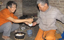 Hãy cứu giúp hai người già khốn khó