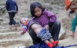 Bé gái 9 tuổi làm "mẹ"