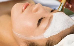 Đắp sáp nóng lên mặt để dưỡng da
