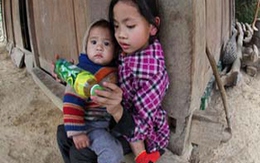 Cảnh bé gái 9 tuổi xoay xở làm "mẹ"