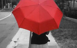 Nữ nhân viên được trả lương ngày 'đèn đỏ'