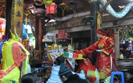 Chuyện nhặt... hầu đồng