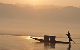 Đẹp lung linh lòng hồ Inle