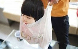 Bố cho con vào túi ni-long rồi xách đi