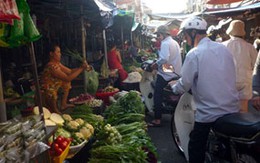 Rau đắt hàng, thịt cá vắng vẻ