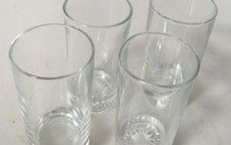 Mẹo rửa sạch cặn bẩn chai thủy tinh