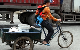 Chuyện ảnh: Nữ cửu vạn vùng biên