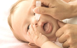 Trẻ bệnh nặng vì cha mẹ vệ sinh mũi không đúng cách