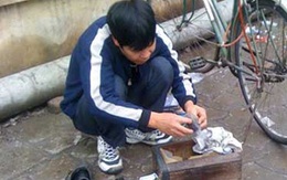 Xây nhà lầu bằng tiền... đánh giày