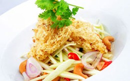 Gỏi xoài xanh và khô cá chiên xù