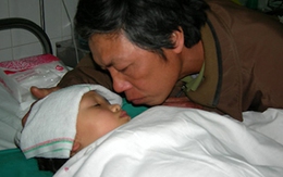 Cô bé 4 tuổi mồ côi bị cắt cụt 2 chân