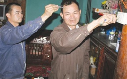 Hai bố con ở Bắc Giang vô tư sờ điện