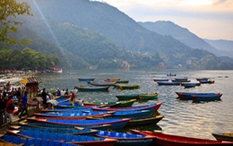 Hồ xanh dưới chân núi tuyết Himalayas