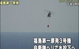 Trực thăng đổ nước xuống nhà máy hạt nhân Fukushima