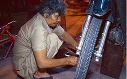 Bà cụ 35 năm ngồi vá xe đêm bên góc đường