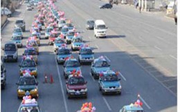 Hoành tráng 120 xe taxi rước dâu