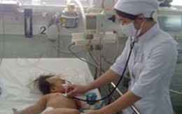 Bé 6 tháng suýt chết vì... mẹ cho ăn 