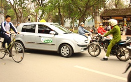 Taxi đua với... CSGT giữa phố 