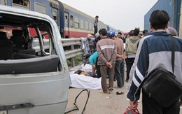 Tàu hỏa húc xe khách, 9 người đi ăn cưới tử nạn