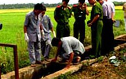 Xác người phụ nữ chặn trước miệng cống