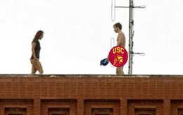 Sinh viên "yêu" trên nóc tòa nhà 