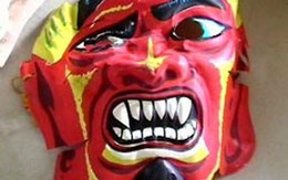 Nữ quái đeo mặt nạ ác quỷ đi cướp